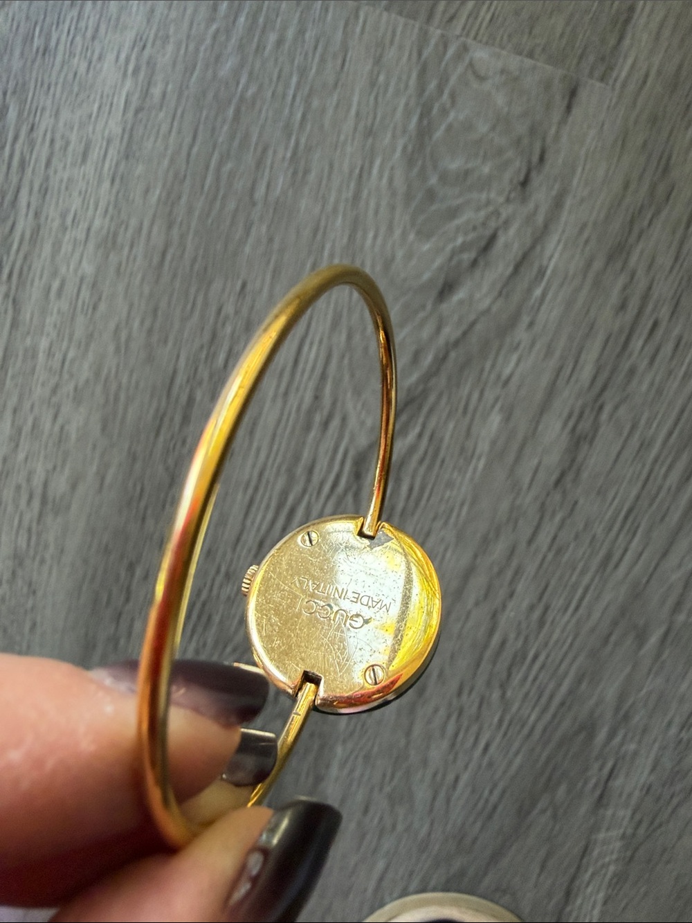 Vintage Gucci Gold Bangle Watch with Green and Red Enamel Accents - Picture 3 of 7